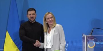 La premier Giorgia Meloni mentre stringe la mano al primo ministro ucraino Volodymyr Zelensky