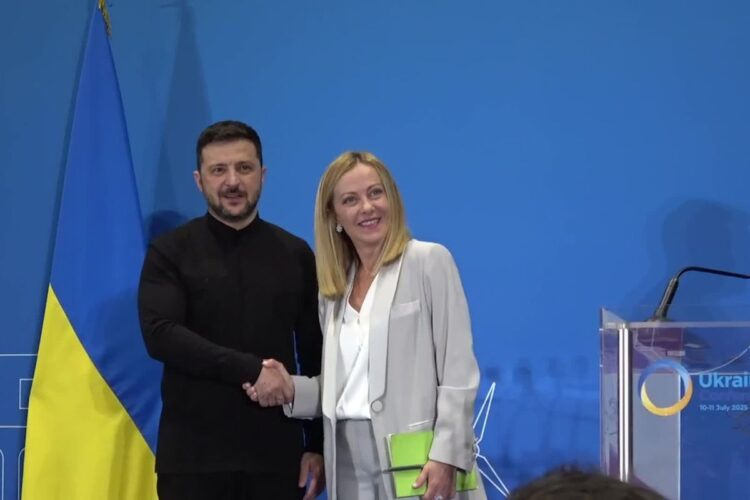 La premier Giorgia Meloni mentre stringe la mano al primo ministro ucraino Volodymyr Zelensky