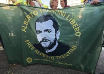 Uno striscione in sostegno della liberazione di Alberto Trentini