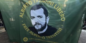 Uno striscione in sostegno della liberazione di Alberto Trentini