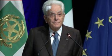 Mattarella con un evidente cerotto sulla testa