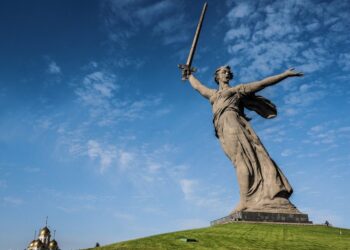 Più alta della Statua della Libertà è spaventosa da vicino: cosa nasconde davvero la “Rodina Mat” di Volgograd