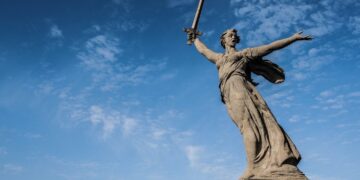 Più alta della Statua della Libertà è spaventosa da vicino: cosa nasconde davvero la “Rodina Mat” di Volgograd
