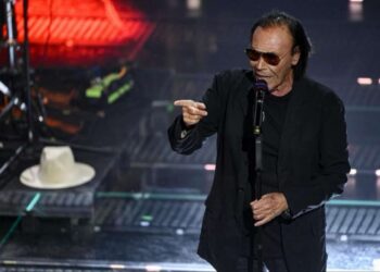 Antonello Venditti a Bari ha fatto salire sul palco Cinzia, la ragazza disabile con cui aveva avuto uno scontro lo scorso anno