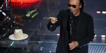 Antonello Venditti a Bari ha fatto salire sul palco Cinzia, la ragazza disabile con cui aveva avuto uno scontro lo scorso anno