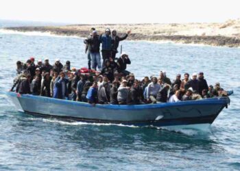 Barcone con migranti soccorso al largo delle coste di Lampedusa