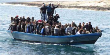 Barcone con migranti soccorso al largo delle coste di Lampedusa