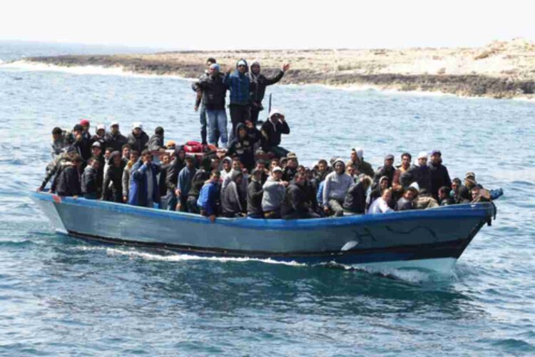 Barcone con migranti soccorso al largo delle coste di Lampedusa