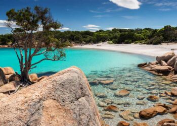 Sembra uscita dai Caraibi, ma è in Italia: la spiaggia segreta che pochi conoscono