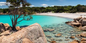 Sembra uscita dai Caraibi, ma è in Italia: la spiaggia segreta che pochi conoscono