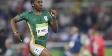 L'atleta sudafricana Caster Semenya mentre corre in una gara di atletica