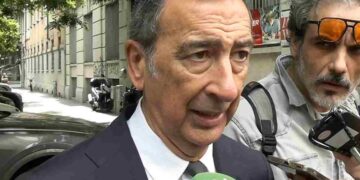 Contestazioni a Giuseppe Sala durante il Consiglio comunale