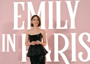 L'attrice Lily Collins alla Prima di Emily in Paris