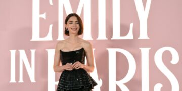 L'attrice Lily Collins alla Prima di Emily in Paris