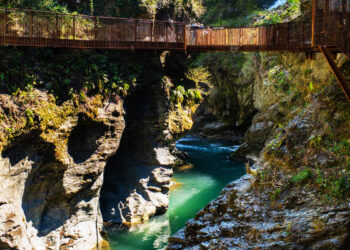Esiste un canyon nel cuore dell’Italia dove l’acqua scorre al contrario e le rocce rilasciano vapore caldo anche in pieno inverno