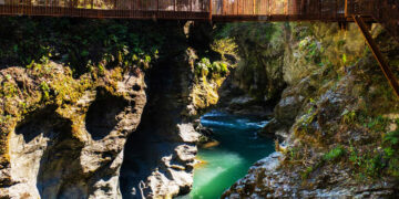 Esiste un canyon nel cuore dell’Italia dove l’acqua scorre al contrario e le rocce rilasciano vapore caldo anche in pieno inverno