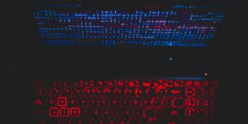 Un computer che sta generando codici con l'intelligenza artificiale