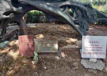 La lapide in marmo davanti al monumento dedicato a Giacomo Matteotti