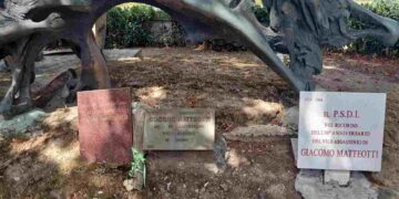 La lapide in marmo davanti al monumento dedicato a Giacomo Matteotti