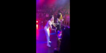 La molestia a Korina Rivadeneira durante uno spettacolo