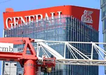 L'insegna inclinata di Generali sul grattacielo di City Life a Milano