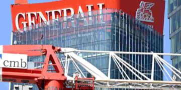 L'insegna inclinata di Generali sul grattacielo di City Life a Milano