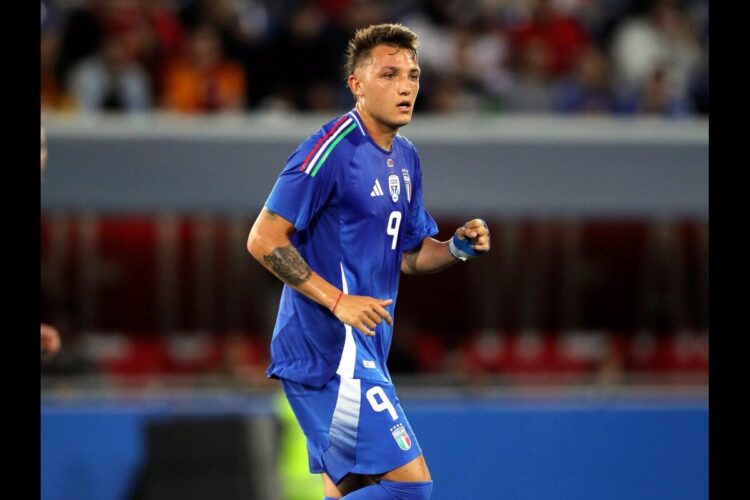 Mateo Retegui, attaccante dell'Italia, in maglia Azzurra