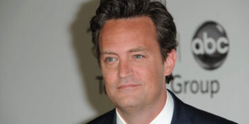 Un primo piano dell'attore Matthew Perry