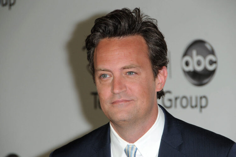Un primo piano dell'attore Matthew Perry