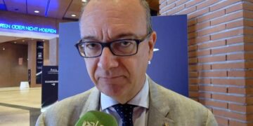 Il ministro Valditara davanti ai microfoni