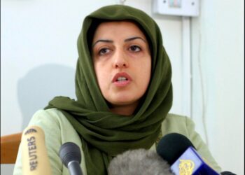 La premio Nobel per la PaceNarges Mohammadi mentre parla in una conferenza stampa