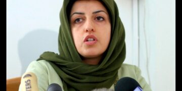 La premio Nobel per la PaceNarges Mohammadi mentre parla in una conferenza stampa