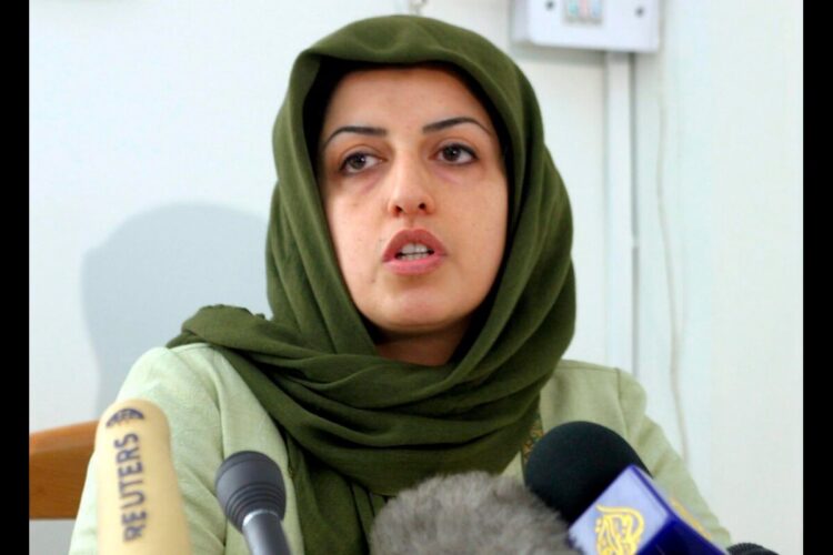 La premio Nobel per la PaceNarges Mohammadi mentre parla in una conferenza stampa