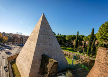 La piramide di Roma e il segreto del suo interno: chi è davvero sepolto nel mausoleo di Caio Cestio