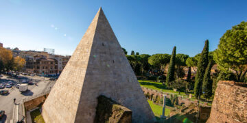 La piramide di Roma e il segreto del suo interno: chi è davvero sepolto nel mausoleo di Caio Cestio