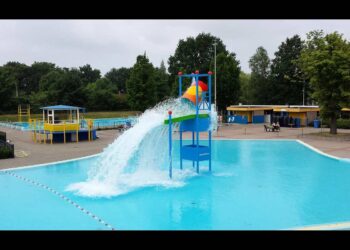 Una piscina con uno scivolo d'acqua per bambini