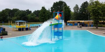 Una piscina con uno scivolo d'acqua per bambini