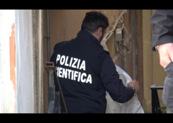 Un agente della Polizia Scientifica