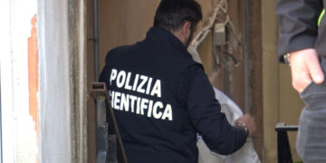 Un agente della Polizia Scientifica