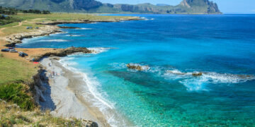 C’è una spiaggia in Sicilia dove il mare cambia colore ogni ora: un fenomeno naturale che pochi turisti hanno visto dal vivo
