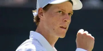 Il tennista italiano Yannik Sinner numero uno al mondo festeggia a Wimbledon dopo la vittoria con il bulgaro Gregor Dimitrov
