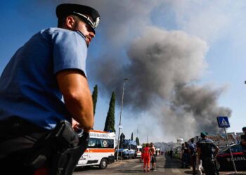 Soccorritori a lavoro nell'area dove è avvenuta l'esplosione