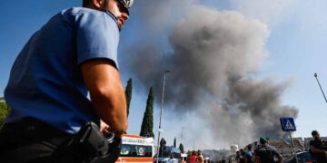 Soccorritori a lavoro nell'area dove è avvenuta l'esplosione