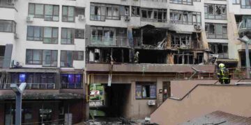 Un edificio danneggiato nella capitale ucraina Kiev