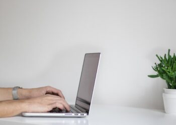 Un giovane intento a usare un computer portatile