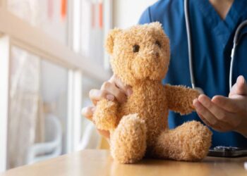 I pediatri invitano a tutelare i bambini quando fa caldo - Nella foto: un pediatra