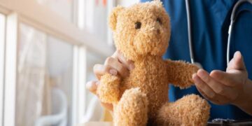 I pediatri invitano a tutelare i bambini quando fa caldo - Nella foto: un pediatra