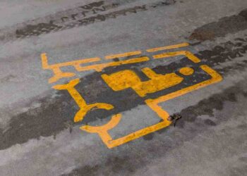 Un segnale a terra che indica la presenza di un muletto nell'area