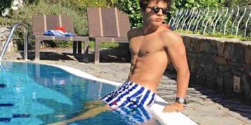 Una foto di Ciro Grillo a bordo piscina dal suo profilo Instagram