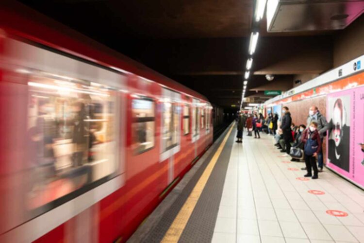 Uomo travolto dalla metro a Milano